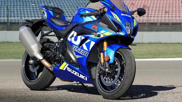 Motor MotoGP Suzuki Mengaspal di Jalan Umum