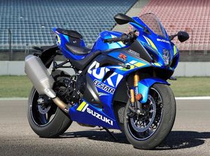 Motor MotoGP Suzuki Mengaspal di Jalan Umum