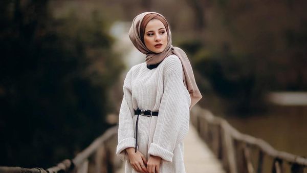 Gaya Hijab Untuk Tubuh Mungil ala Hijabers Turki Senasura