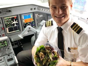 Pilot Keren Ini Selalu Bawa Bekal Sendiri Saat Terbang, Ini Sebabnya