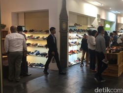 Jelang Tutup, Toko Sepatu Clarks Makin Siang Makin Ramai