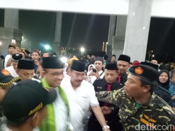 Kenakan Sarung Hijau, Anies Hadiri Peringatan Hari Lahir NU ke-92