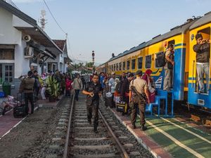 Pagi yang Sibuk di Stasiun Slawi