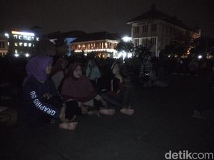 Sambil Duduk, Pengunjung Kota Tua Nantikan Super Blue Blood Moon