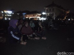 Sambil Duduk, Pengunjung Kota Tua Nantikan Super Blue Blood Moon