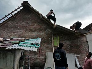Puting Beliung Sapu 14 Rumah Warga di Situbondo