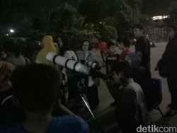 Lihat Gerhana Bulan Pakai Teleskop, Warga: Amazing Banget
