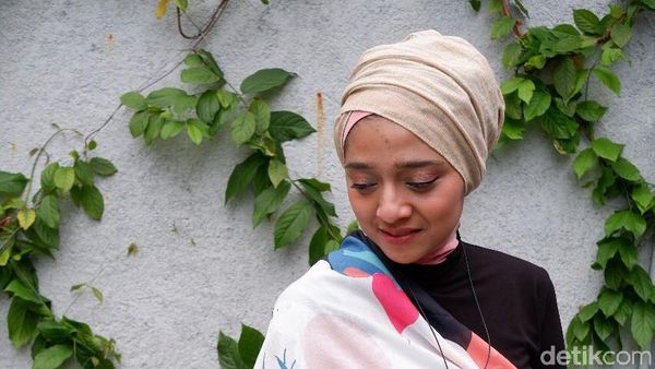 Unik, Chiki Fawzi Sulap Scarf Motif Jadi Outerwear