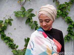 Unik, Chiki Fawzi Sulap Scarf Motif Jadi Outerwear