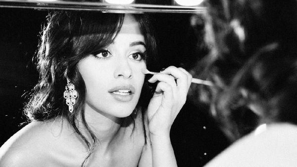 Yuk! Intip Camila Cabello Make Up Sebelum Manggung
