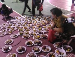 PKL Bagikan Makanan Gratis ke Pengunjung Monas yang Salat Gerhana