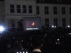 Warga di Kota Tua Antusias Abadikan Bulan yang Ditampilkan di Layar