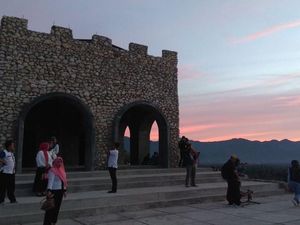 Cantiknya Senja di Benteng Ulanta Jelang Super Blue Blood Moon