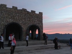Cantiknya Senja di Benteng Ulanta Jelang Super Blue Blood Moon