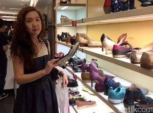 Deretan Wanita Cantik Berburu Sepatu Clarks Jelang Tutup