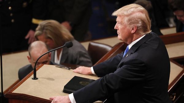 Foto: Pertama Kali, Trump Pidato Kenegaraan di Depan Kongres AS