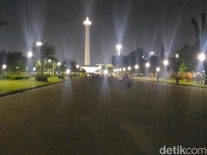 Usai Lihat Gerhana Bulan, Pengunjung Tinggalkan Monas