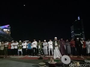 Syahdunya Warga Makassar Salat di Bawah Gerhana Bulan