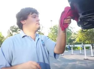 Tempat Cuci Mobil Ini 80 Persen Karyawannya Pengidap Autis