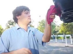 Tempat Cuci Mobil Ini 80 Persen Karyawannya Pengidap Autis