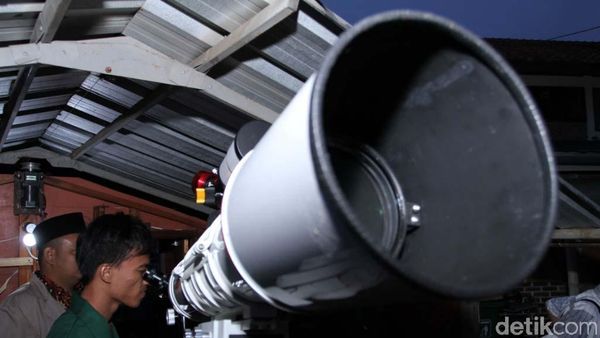 Foto: Aksi Warga Meneropong Gerhana Bulan