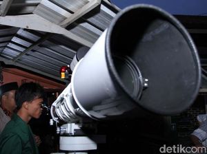 Foto: Aksi Warga Meneropong Gerhana Bulan