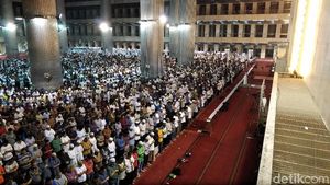 Salat dan Gema Selawat Warga Ramaikan Masjid Saat Gerhana Bulan