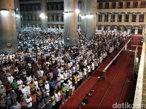 Salat dan Gema Selawat Warga Ramaikan Masjid Saat Gerhana Bulan