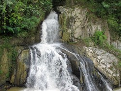 Kalau Hujan, Air Terjun Ini Warnanya Seperti Darah