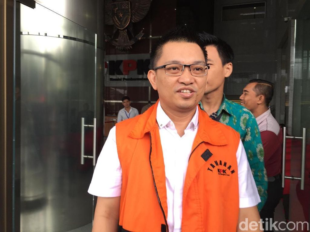 Aditya Moha, Tersangka Suap Selamatkan Ibu Mengaku Segera Disidang Aditya Moha, Tersangka Suap Selamatkan Ibu Mengaku Segera Disidang