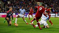 Roberto Firmino menggandakan keunggulan Liverpool via tendangan dari sudut sempit. (Foto: Phil Noble/Reuters)