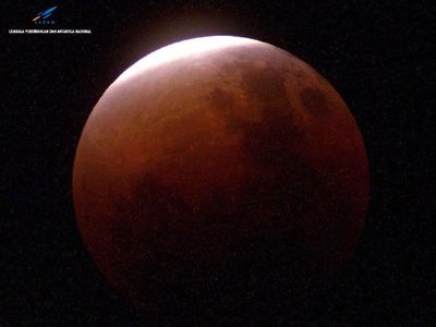 Penampakan Blood Moon di Garut hingga Ternate
