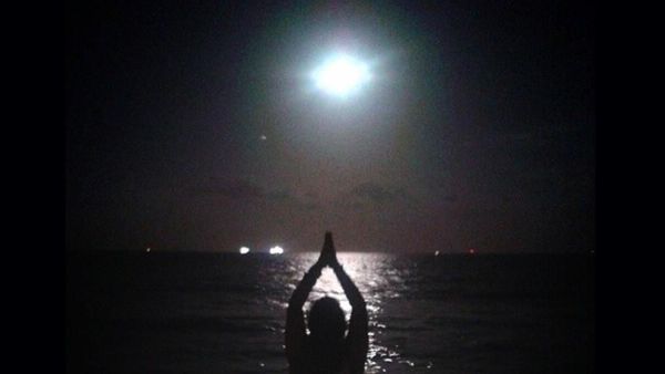 Foto: Indahnya Olahraga Yoga di Bawah Cahaya Terang Supermoon