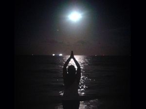 Foto: Indahnya Olahraga Yoga di Bawah Cahaya Terang Supermoon