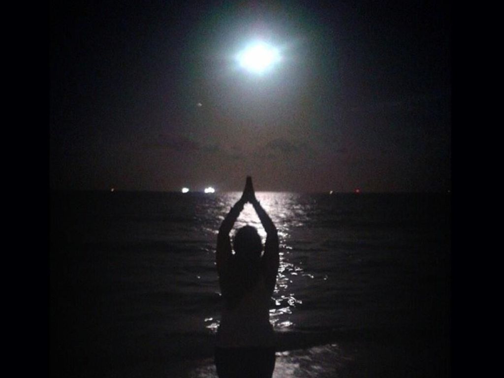 Foto: Indahnya Olahraga Yoga di Bawah Cahaya Terang Supermoon Foto: Indahnya Olahraga Yoga di Bawah Cahaya Terang Supermoon