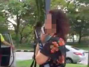 Parkiran Penuh, Emak-emak Ini Pesan Lahan Parkir untuk Anaknya Parkiran Penuh, Emak-emak Ini Pesan Lahan Parkir untuk Anaknya