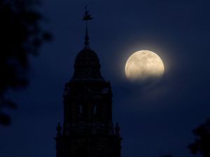 Cantiknya Penampakan Blue Moon di Langit Amerika