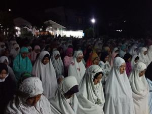 Syahdu, Warga Tarakan Salat Jemaah Beratapkan Gerhana Bulan