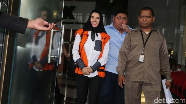 Kerudung Hitam Bupati Cantik Rita Widyasari