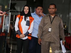 Kerudung Hitam Bupati Cantik Rita Widyasari Kerudung Hitam Bupati Cantik Rita Widyasari