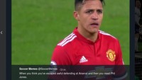Lepas dari bek Arsenal yang ceroboh, Sanchez kini bermain bersama dengan Jones. Begini ekspresi wajahnya. (Foto: dok.Twitter)