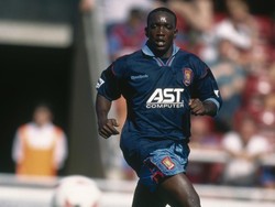 Dwight Yorke mencetak gol dalam waktu 12,16 detik. Dia masih membela Aston Villa untuk membobol gawang Coventry di musim 1995/1996. (Foto: Mark Thompson/Getty Images)