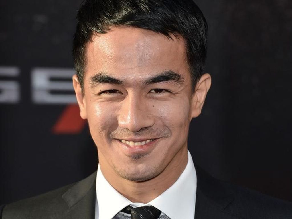 Joe Taslim Ucap Hormat pada Pasukan Oranye yang Bersihkan Bekas Aksi 22 Mei Joe Taslim Ucap Hormat pada Pasukan Oranye yang Bersihkan Bekas Aksi 22 Mei