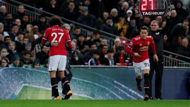 Marouane Fellaini yang baru tampil kurang dari delapan menit sudah harus ditarik keluar kembali.