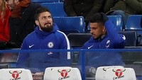 Chelsea meresmikan kepindahan Olivier Giroud dari Arsenal di hari terakhir bursa transfer Januari, Rabu (31/1/2018). Beberapa jam kemudian, Giroud datang ke Stamford Bridge menyaksikan laga antara Chelsea dan Bournemouth. Pemain baru Chelsea lainnya, Emerson Palmieri, juga hadir. Foto: David Klein/Reuters