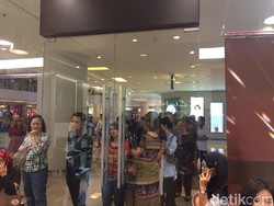 Mau Beli Sepatu Diskon di Clarks, Puluhan Orang Rela Antre