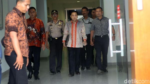 Jalani Sidang Lanjutan, Novanto Bawa Tas Hitam
