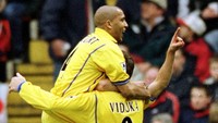 Mark Viduka lebih dulu membuat gol 11 detik yang membantu Leeds United mngalahkan tuan rumah Charlton 2-1 di 2001. Viduka mencetak gol usai memaksimalkan umpan hasil kerjasama Alan Smith-Ian Harte. Foto: Jamie McDonald/All Sport