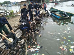 Kerap Ganggu Aktivitas Penyeberangan, Sampah di Kali Dibersihkan