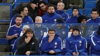 Pendaftaran belum tuntas hingga laga digelar, Giroud pun hanya bisa menyaksikan pertandingan dari pinggir lapangan. Foto: David Klein/Reuters